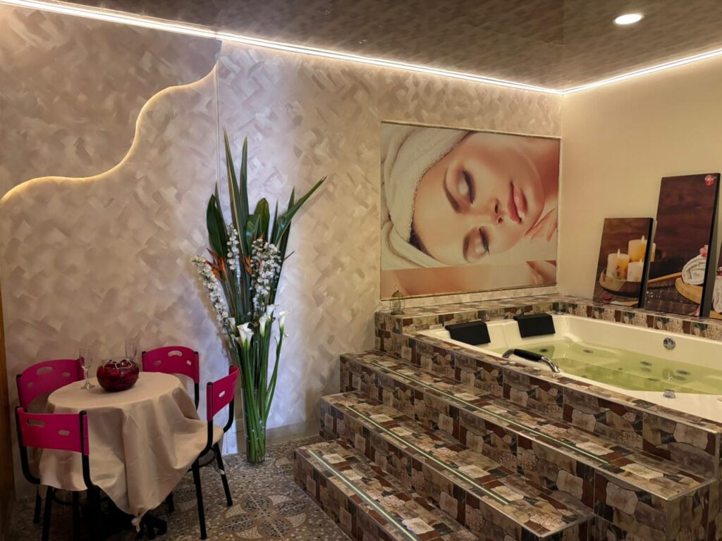 Sala de jacuzzi privado con decoración romántica